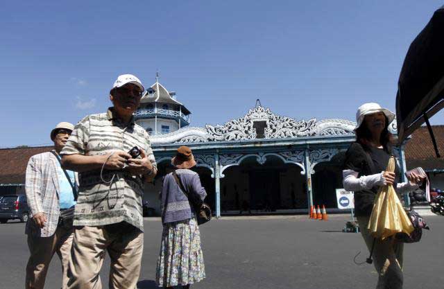 GANGGU PARIWISATA -- Sejumlah wisatawan asal Jepang berada di depan Keraton Solo beberapa waktu lalu. Konflik di Keraton Solo dikhawatirkan berdampak negatif terhadap kunjungan wisatawan. (JIBI/SOLOPOS/Burhan Aris Nugraha)