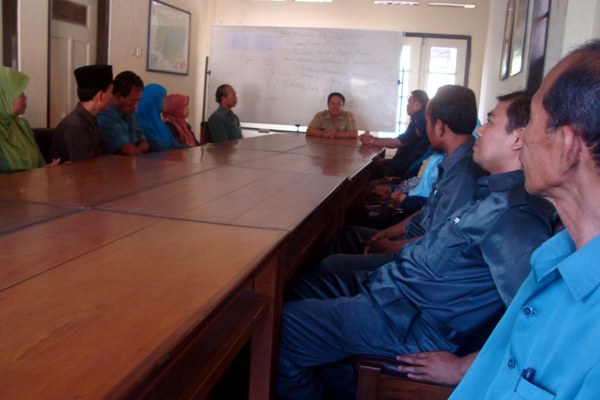 MEDIASI SEKOLAH--Sekretaris Dinas Pendidikan (Disdik) Sragen, Joko Saryono (tengah) memediasi kesalahfahaman dua sekolah di wilayah Kecamatan Sukodono di Aula Dewan Pendidikan Sragen, Selasa (15/5/2012).