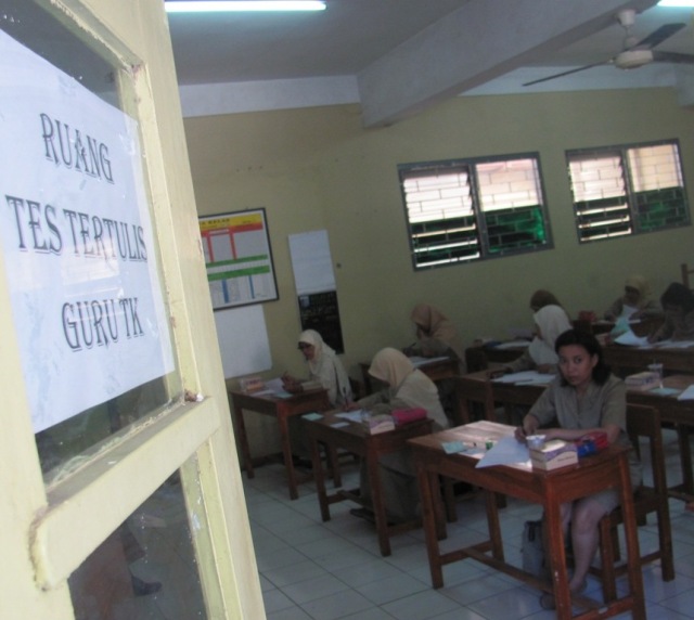 TES TERTULIS--Sejumlah guru TK peserta Lomba Kepala Sekolah, Guru Berprestasi dan Berdedikasi tingkat Kota Solo mengikuti tes tertulis di SDN Mangkubumen 16 Solo, Selasa (22/5/2012). (Eni Widiastuti/JIBI/SOLOPOS)