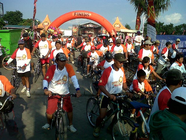 PESTA SEPEDA 76--Ribuan warga Klaten bersepeda keliling dalam gelaran Pesta Sepeda 76 di Alun-alun Klaten, Minggu (27/5/2012) sore. Selain disediakan undian berhadiah, warga juga bisa mengikuti berbagai games seperti bakiak, sepeda tangkas dan sepeda goyang atau joget. (Farid Syafrodhi/JIBI/SOLOPOS)