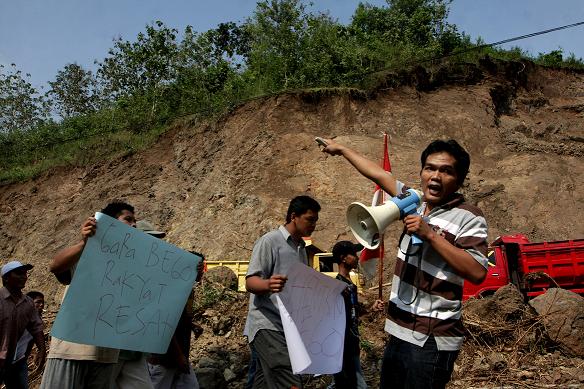 Aksi warga saat menyegel sejumlah alat berat yang menambang bukit Wonolelo beberapa waktu lalu (JIBI/Harian Jogja/Desi Suryanto)