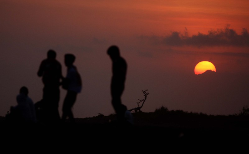 Jibi/HarianJogja/Gigih M. Hanafi Wisatawan menikmati sunset di Pantai Depok, Bantul, Minggu (17/6). Keindahan pantai yang berada sekitar 25 kilometer sebelah selatan kota Jogja tersebut masih menjadi pilihan wisatawan untuk mengisi liburan.