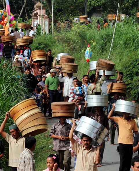 TRADHISI NYADRAN TENONGAN - Warga nyunggi tenong kanggo tradhisi Nyadran ing sareyan Puroloyo, Tunggulsari, Sukabumi, Cepogo, Boyolali, sawetara wektu kepungkur. (FOTO: Burhan Aris Nugraha/JIBI/SOLOPOS)