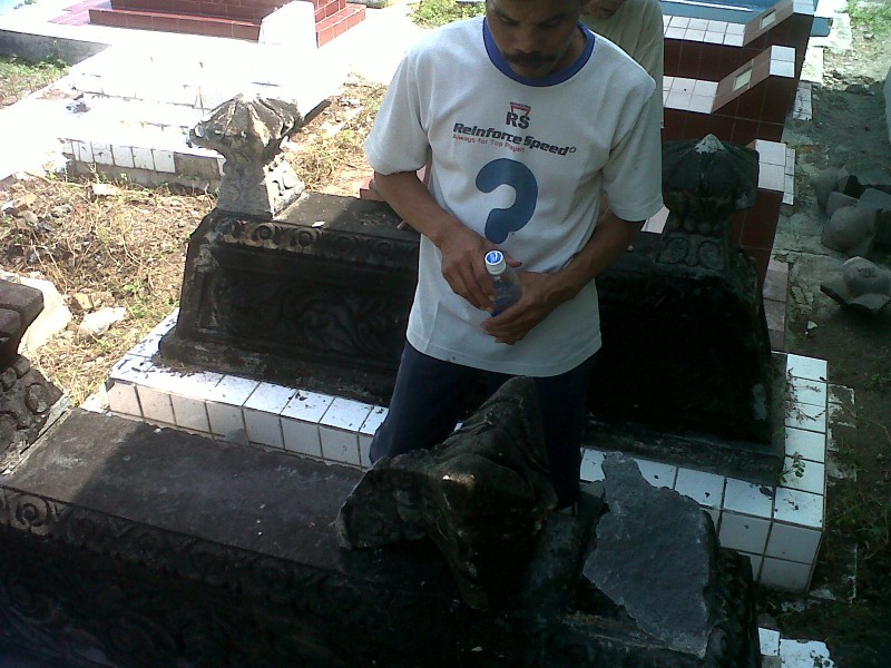 NISAN RUSAK--Sriyanto, 42, warga Dukuh Gempol, Desa Kadilanggon, Kecamatan Wedi, Klaten, menyaksikan sebuah nisan yang rusak di Permakaman Umum Ploso, Selasa (26/6/2012).(Moh Khodiq Duhri/JIBI/SOLOPOS)