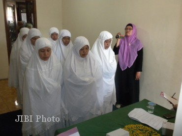 Pengajian Al Hidayah bekerjasama dengan Tim Penggerak (TP) PKK Pokja I Kelurahan Kadipiro menyelenggarakan Lomba Salat Jenazah, di kelurahan itu, Sabtu (30/6/2012).(Nadhiroh/JIBI/SOLOPOS)