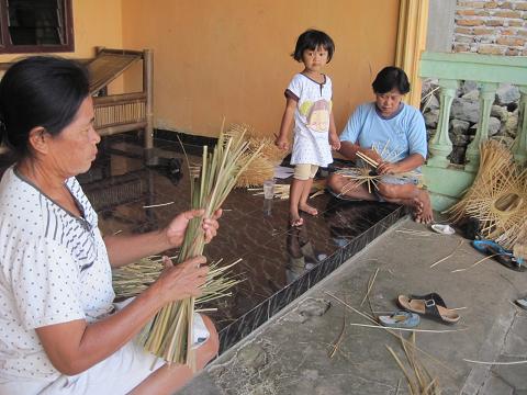KERAJINAN—Sejumlah warga di Dukuh Brajan Sendangagung, Minggir, Sleman, membuat kerajinan berbahan bambu, Senin (23/7). (JIBI/Harian Jogja/Joko Nugroho)