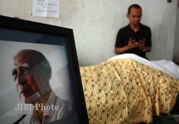 Seorang pelayat berdoa di sisi jenazah RA Kosasih, komikus senior yang terkenal dengan komik serial pewayangan seperti Ramayana dan Mahabarata serta tokoh superhero lokal Sri Asih. (JIBI/SOLOPOS/Antara)