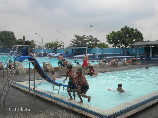 Berenang Dan Bermain Air