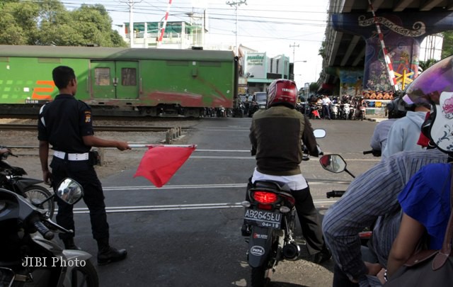 030812_JOGJA_Pintu Perlintasan kereta api rusak_SUR 04