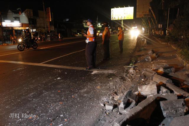Petugas Dishub berjaga di lokasi kecelakaan di daerah Kleco, Kamis (24/8/2012) dini hari. Bus Aneka Jaya jurusan Jakarta-Pacitan bernopol AE 7074 UX menabrak mobil Xenia bernopol H 8741 PR yang berhenti di traffic light. (Agoes Rudianto/JIBI/SOLOPOS)