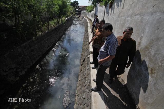 Sejumlah anggota Komisi IV DPRD Kota Solo saat melihat kondisi Kali Sonto di belakang rumah pemotongan hewan (RPH) Jagalan, Solo, Rabu (27/6/2012). (Agoes Rudianto/JIBI/SOLOPOS)