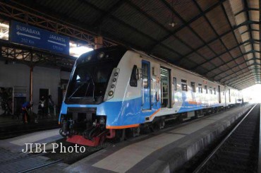 KA Madiun Jaya (foto) adalah kereta buatan PT Inka di Madiun. PT Inka akan dirangkul sebagai mitra pembuatan kereta untuk proyek monorel di Jakarta oleh konsorsium BUMN. (JIBI/SOLOPOS/Agoes Rudianto)