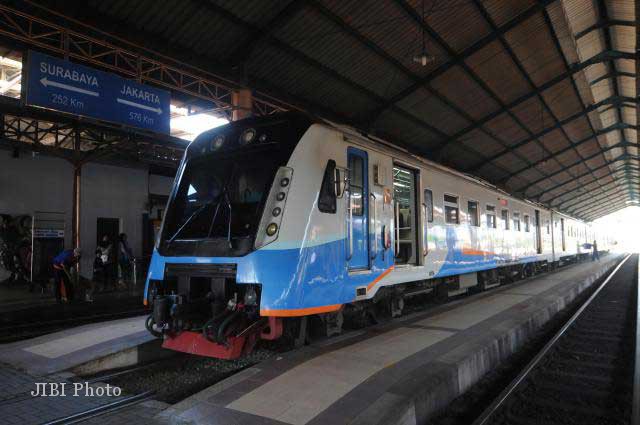 KA Madiun Jaya (foto) adalah kereta buatan PT Inka di Madiun. PT Inka akan dirangkul sebagai mitra pembuatan kereta untuk proyek monorel di Jakarta oleh konsorsium BUMN. (JIBI/SOLOPOS/Agoes Rudianto)