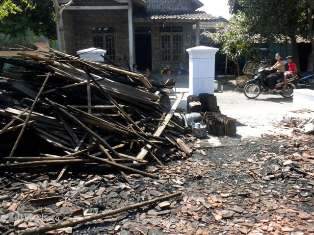 Rumah tukang becak, Sadino, 55, warga Kampung Sidomulyo RT 050/RW 015, Kelurahan Sragen Wetan, Sragen ludes terbakar, tinggal tumpukan usuk bambu tertumpuk di pinggir jalan, Kamis (9/8/2012). (Tri Rahayu/JIBI/SOLOPOS)