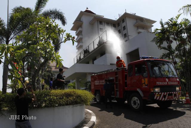 Petugas pemadam kebakaran melakukan simulasi pemadaman api dan evakuasi korban di Sahid Jaya Hotel, Solo, Sabtu (15/9/2012). Simulasi dilakukan untuk menambah kesiapsiagaan petugas hotel karena kebakaran bisa terjadi dimana saja dan kapan saja. (Agoes Rudianto/JIBI/SOLOPOS)