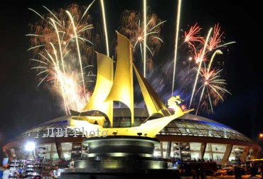 Kembang api menyemarakkan langit di atas Stadion Utama Riau saat upacara penutupan PON XVIII, Kamis (20/9/2012) malam. (JIBI/SOLOPOS/Antara)