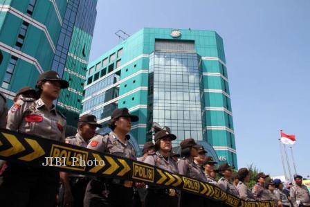Petugas Kepolisian berjaga-jaga saat berlangsungnya aksi unjuk rasa memprotes pembuatan film The Innocence of Muslims di depan Kantor Konsulat Jenderal Amerika Serikat di Medan, Sumut, Jumat (21/9/2012). Sejumlah kantor Konsulat dan Kedutaan Besar Amerika Serikat di Indonesia, ditutup terkait adanya potensi demonstrasi atas pembuatan film tersebut. (Foto: Andi Rambe/JIBI/Bisnis)
