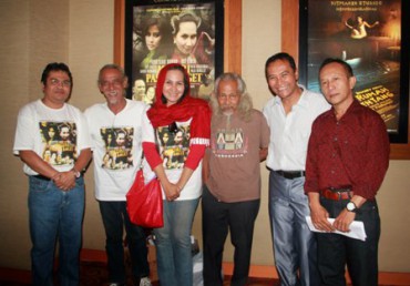 Para pemain dan sutradara film Misteri Pasar Kaget berfoto bersama seusai pemutaran perdana film tersebut di Bioskop 21, Plaza Ambarrukmo, Jogja, Rabu (26/9).(JIBI/Harian Jogja/Holy Kartika N.S)