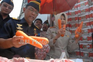 Direktur Jenderal Bea dan Cukai Agung Kuswandono (kiri) saat memantau hasil penggagalan usaha memasukan buah-buahan dari China di Pelabuhan Tanjung, Priok, Selasa(4/9/2012). (Nurul Hidayat/JIBI/Bisnis Indonesia)