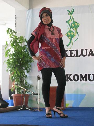 Seorang model mengenakan salah satu koleksi busana Batik Adiningrat (JIBI/Harian jogja/Tri Wahyu Utami)