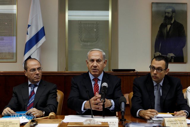 PM Israel, Benjamin Netanyahu (tengah) menghadiri rapat kabinet mingguan di Jerusalem, Minggu (2/9/2012).(JIBI/Reuters)
