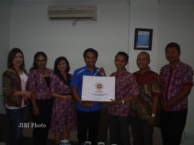 Wakil Pemimpin Redaksi (Wapimred) SOLOPOS, Suwarmin (hem biru) menerima kenang-kenangan dari Presiden Rotaract Club Solo Pakarti, Shantika Wijaya. Rotaract Club Solo Pakarti melakukan kunjungan ke SOLOPOS di Jalan Adi Sucipto No 190, Solo, Senin (24/9/2012). (Nadhiroh/JIBI/SOLOPOS)
