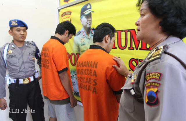 Dua tersangka pengguna putaw di Mapolresta Solo, Rabu (12/9/2012). (Sunaryo Haryo Bayu/JIBI/SOLOPOS)
