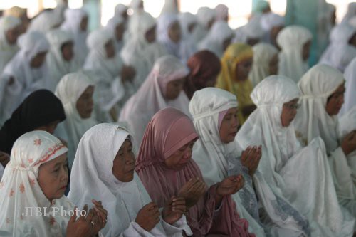 Pedagang Pasar Klewer menggelar Salat Dhuha di Masjid Agung Solo, Maret lalu. (Agoes Rudianto/JIBI/SOLOPOS)