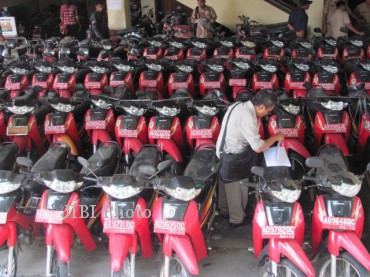 Warga mengamati kondisi sejumlah motor bekas kendaraan dinas kepala desa dan lurah yang akan dilelangkan di kompleks Setda Klaten, Senin (15/10/2012). (JIBI/SOLOPOS/Moh Khodiq Duhri)