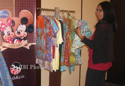 Salah satu tamu melihat koleksi batik Disney Keris yang dipamerkan dalam re-launching Batik Keris Disney, Selasa (30/10/2012) di Executive Lounge, Royal Ambarrukmo Hotel. (Holy Kartika NS/JIBI/Harian Jogja)