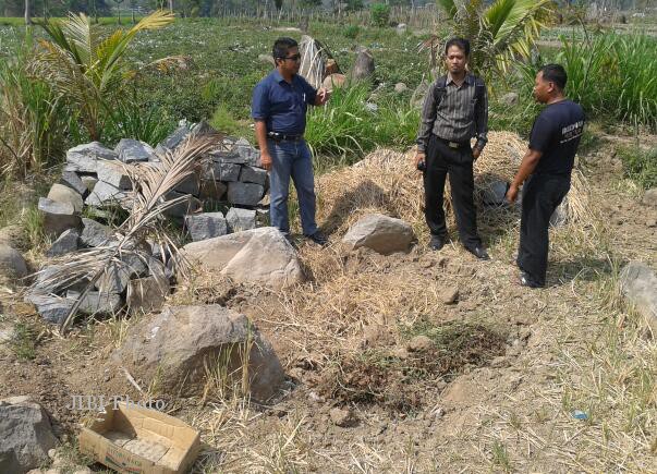Dua staf BP3 Jateng sedang memeriksa lokasi Situs Watu Kandang di Matesih, Karanganyar, yang dirusak pemilik tanah, Selasa (2/10/2012). (Kurniawan/JIBI/SOLOPOS)