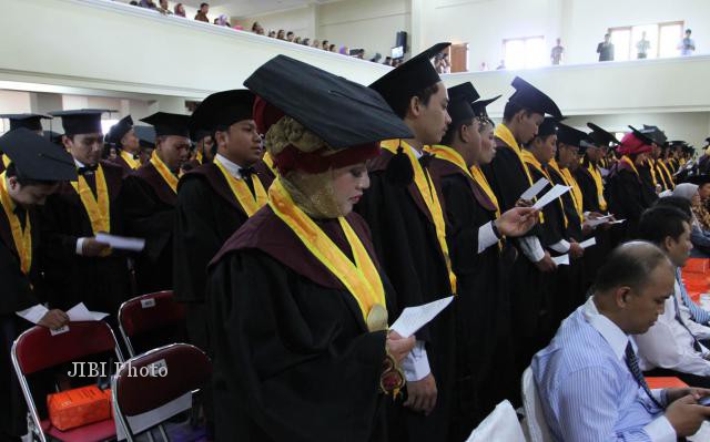 Lulusan mahasiswa Unsa, Asmi dan Akparta mengikuti upacara wisuda di auditorium Universitar Surakarta, Palur, Karanganyar, Senin (22/10/2012). Sebanyak 819 lulusan mahasiswa diwisuda. (Burhan Aris Nugraha/JIBI/SOLOPOS)