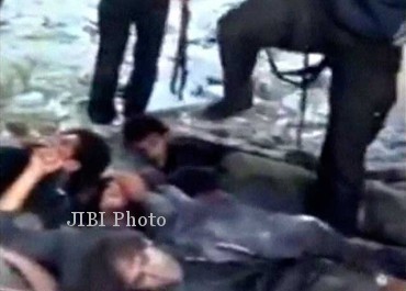 Gambar yang diambil dari rekaman video menunjukkan orang yang disebut sebagai pemberontak Suriah tengah menyiksa tentara pemerintah yang mereka tahan. PBB mengecam aksi penyiksaan itu dan menyebut tindakan itu bisa dianggap sebagai kejahatan perang yang bisa diperkarakan di Mahkamah Internasional. (JIBI/SOLOPOS/Reuters)