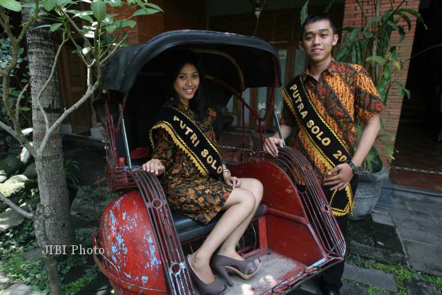 Pasangan Putra-Putri Solo 2012, Eri Dwi Cahyanto dan Ratih Kusumadewi berfoto di RM Omah Sinten, Solo, Senin (12/11/2012). Keduanya akan maju dalam pemilihan Mas dan Mbak Jateng 2012. (JIBI/SOLOPOS/Sunaryo Haryo Bayu)