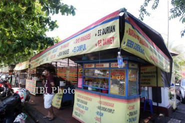 261112-Harian Jogja-Penyeragaman Tenda PKL-02