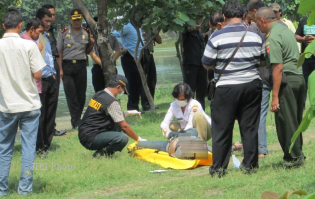 Dokter Puskesmas Sragen didampingi petugas Polres Sragen memeriksa kondisi mayat perempuan tanpa identitas yang mengapung di embung Technopark Ganesha Sukowati Sragen, Rabu (14/11), sekitar pukul 11.30 WIB. (Foto: Istimewa)