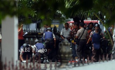 Tim Gegana Brimob Polda Jateng mengumpulkan barang bukti bom rakitan yang telah dijinakkan, yang ditemukan di halaman Mapolsek Pasar Kliwon, Solo, Selasa (7/12/2010). (Foto: Dokumentasi)