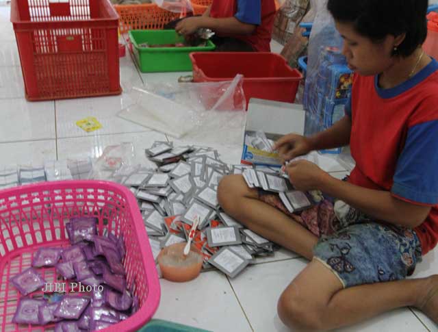 Pekerja sebuah pabrik jamu tradisional di Nguter, Sukoharjo tengah melakukan pengepakan produk. Nguter akan diresmikan menjadi Kampung Jamu. (Dok/JIBI/Solopos)