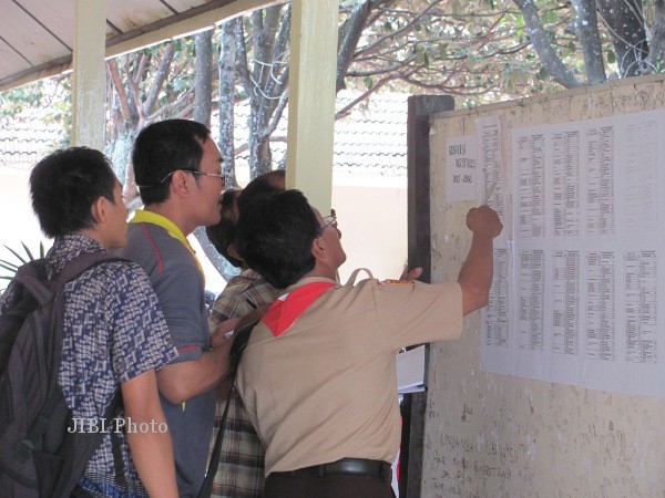 Sejumlah guru melihat pengumuman konversi sertifikasi di papan pengumuman Dinas Pendidikan Sragen, Kamis (1/11/2012). (Eni Widiastuti/JIBI/SOLOPOS)