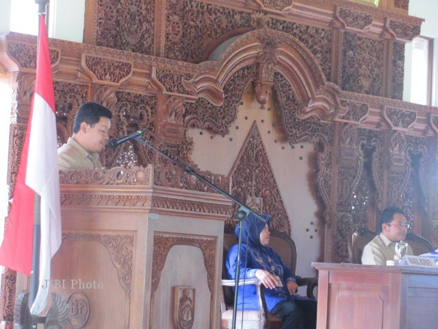 Salah seorang anggota Banggar DPRD Sragen, Tohar Achmadi (berdiri) membacakan laporan pembahasan Banggar DPRD Sragen tentang RAPBD Sragen tahun 2013, dalam sidang paripurna DPRD Sragen yang digelar di Pendapa Rumah Dinas Bupati Sragen, Rabu (28/11/2012). (Eni Widiastuti/JIBI/SOLOPOS)