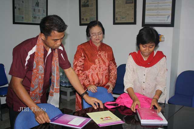 Wakil Pemimpin Redaksi SOLOPOS, Suwarmin (kiri) menerima sejumlah buku dan dokumen mengenai aktivitas Komnas Perempuan dengan disaksikan Komisioner Komnas Perempuan, Tumbu Saraswati SH (tengah) yang berkunjung ke redaksi Grup Media SOLOPOS di Griya Solopos, Rabu (5/12/2012). (JIBI/SOLOPOS/R Bambang Aris Sasangka)
