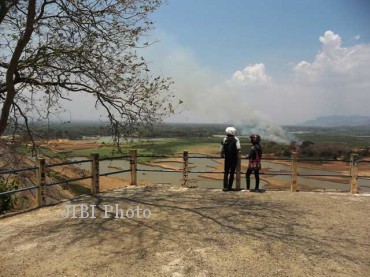 Pasangan muda-mudi menyaksikan pemandangan Waduk Gajah Mungkur di Tower Plataran Sawah (Plasa) Wonogiri. Lokasi ini merupakan titik fokus patroli Polres Wonogiri karena wilayah ini merupakan salah satu titik rawan tindakan asusila di Kecamatan Wonogiri. Foto diambil beberapa waktu lalu.(JIBI/SOLOPOS/Andi Sumarsono)