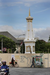 Warga melintas di kawasan Tugu Pal Putih, Jogja pascaselesainya proyek revitalisasi bangunan Bangunan Cagar Budaya (BCB) tersebut, Senin (17/12/2012). Proyek revitalisasi Tugu Pal Putih dan Benteng Vredeburg akan diresmikan hari ini, Selasa (18/12/2012). (JIBI/Harian Jogja/Desi Suryanto)