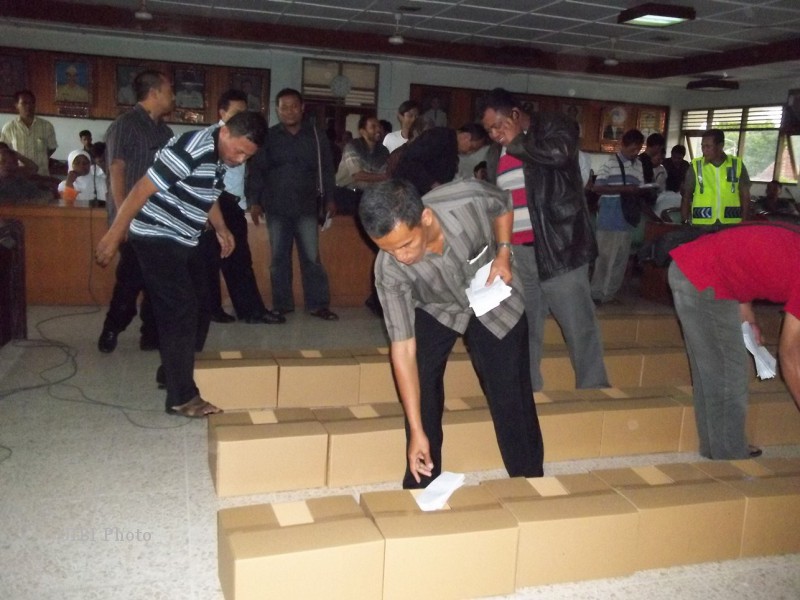 Peserta lelang memasukkan harga penawaran, Rabu (20/12/2012). (Septhia Ryanthie/JIBI/SOLOPOS)