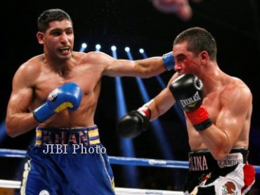 Amir Khan of Britain (L) lands a punch on Carlos Molina during their WBC Silver Super Lightweight title bout in Los Angeles, California, December 15, 2012. REUTERS/Lucy Nicholson (UNITED STATES - Tags: SPORT BOXING)