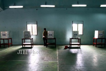 Petugas menyiapkan bilik suara di tempat pemungutan suara Balai Desa Pare, Kecamatan Selogiri, Kabupaten Wonogiri, Selasa (18/12). Pemilihan kepada desa (Pilkades) Kabupaten Wonogiri diikuti 194 calon kepala desa (kades) dari 88 desa. (JIBI/SOLOPOS/Dwi Prasetya)