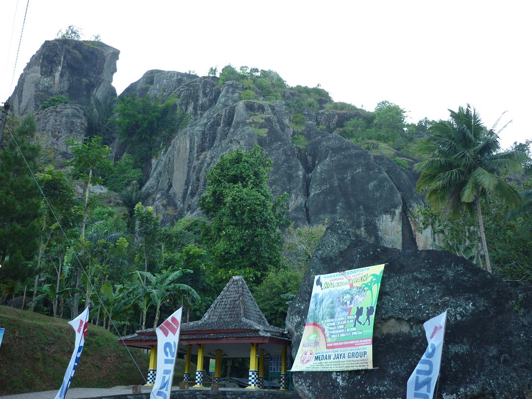 Pintu masuk kawasan Gunung Api Purba Nglanggeran (bloggergundul.com)