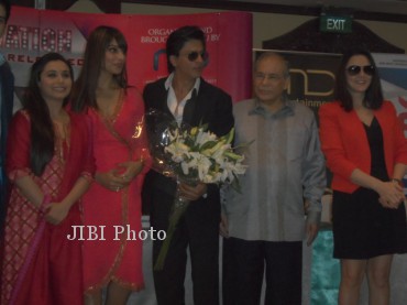 (Kiri ke kanan) Rani Mukherjee, Bipasha Basu, Shahrukh Khan, Preity Zinta (kanan) berfoto bersama saat jumpa pers, Jumat (7/12/2012). (Dewi Andriani/JIBI/Bisnis)