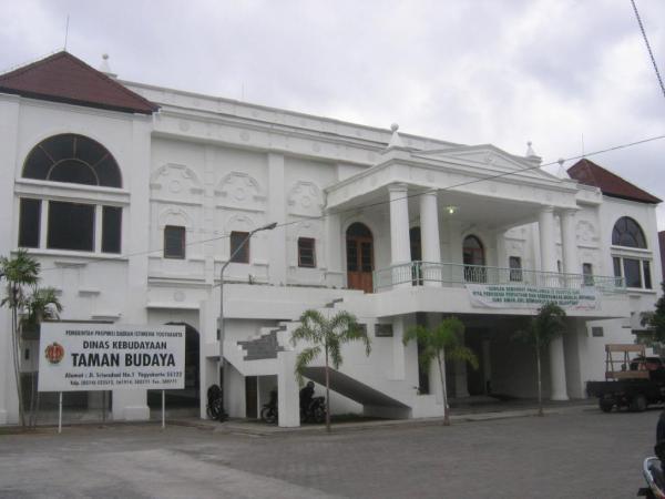 essay tentang budaya indonesia untuk aec