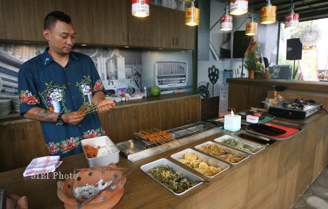 Chef Haryo unjuk kebolehan dalam memasak saat acara pembukaan cafe Tiga Tjeret di Jl Ronggowarsito (depan Mangkunegaran) Solo, Minggu (30/12/2012). (Sunaryo Haryo Bayu/JIBI/SOLOPOS)